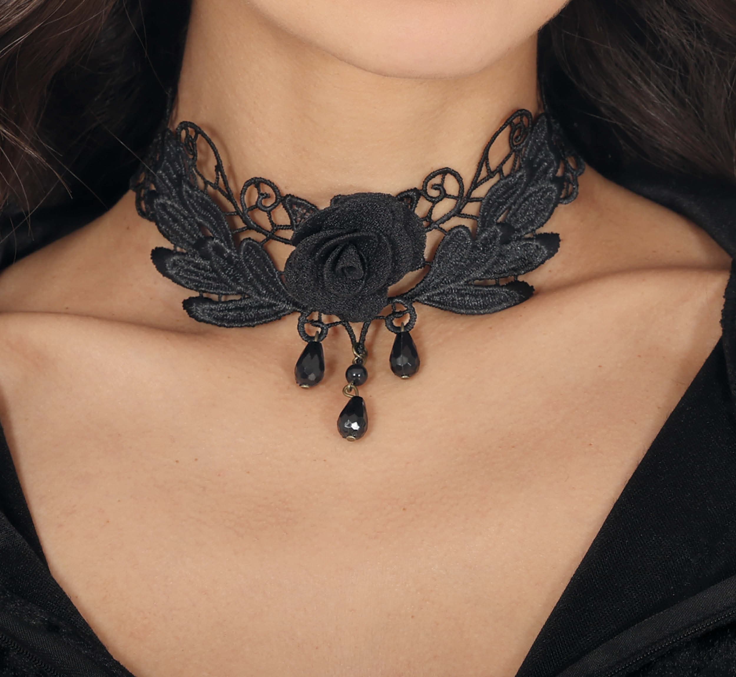 Broderet choker med sort rose